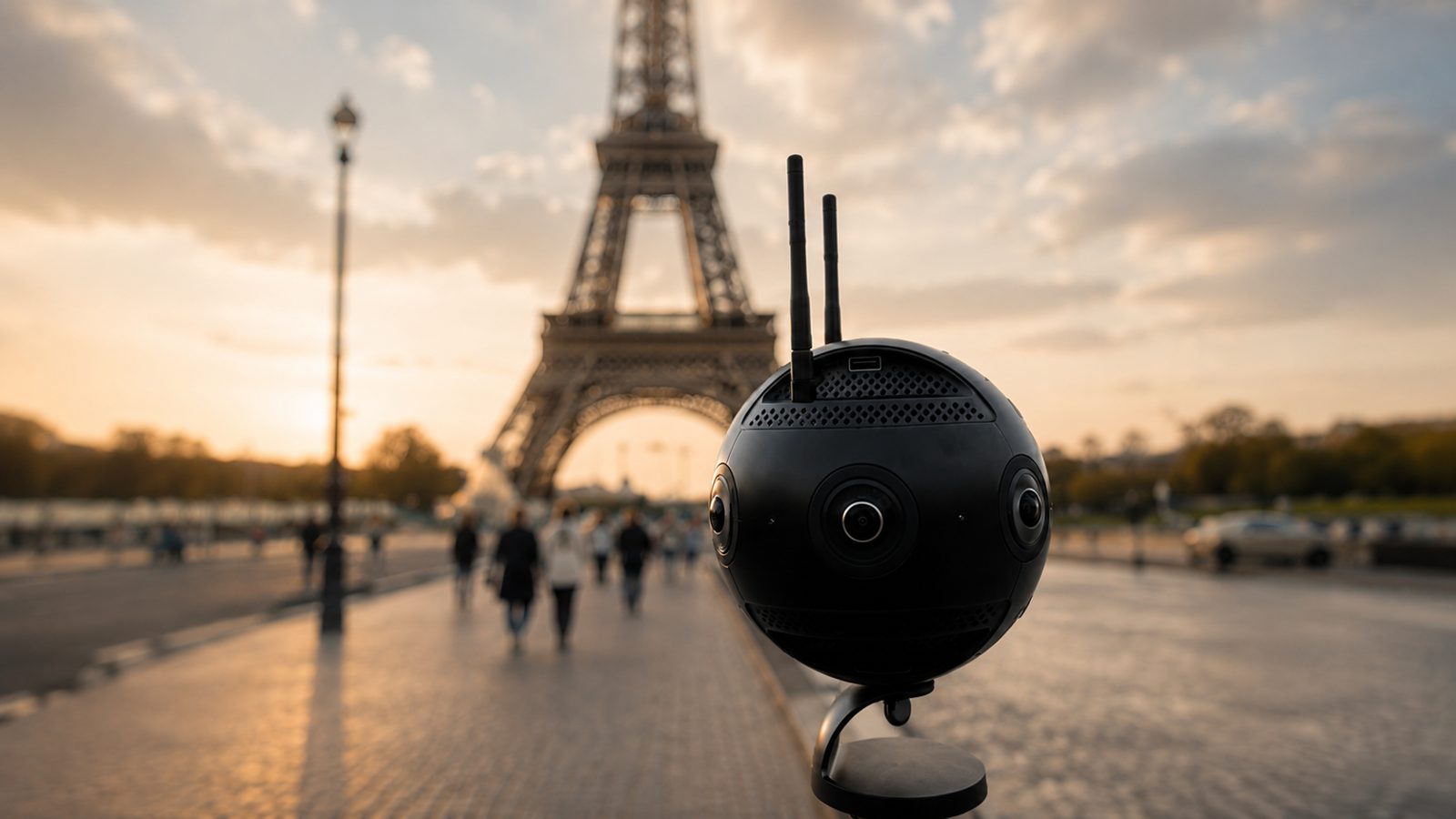 360°-Kamera vor dem Eiffelturm in Paris
